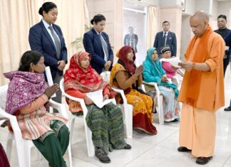 जनता दर्शन में बेघर की गई सीमा को मिला न्याय का भरोसा