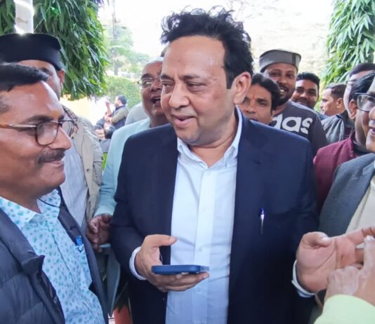 यूपी प्रेस क्लब: तहरी की खुशबू में घुली पत्रकारिता की एकजुटता