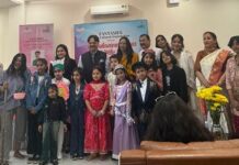 बच्चों की मनमोहक प्रस्तुतियां देख भावुक हुए अभिभावक बच्चों की मनमोहक प्रस्तुतियां देख भावुक हुए अभिभावक