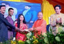 मुख्यमंत्री ने विभूतियों को ‘गोरखपुर रत्न’ से किया सम्मानित मुख्यमंत्री ने विभूतियों को ‘गोरखपुर रत्न’ से किया सम्मानित