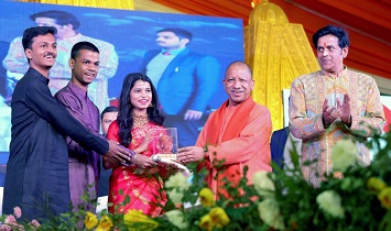 मुख्यमंत्री ने विभूतियों को ‘गोरखपुर रत्न’ से किया सम्मानित