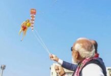 आत्ममुग्धता में मग्न देश के प्रधानमंत्री आत्ममुग्धता में मग्न देश के प्रधानमंत्री