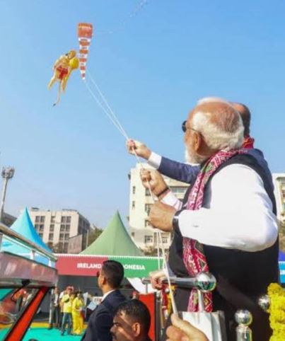 आत्ममुग्धता में मग्न देश के प्रधानमंत्री