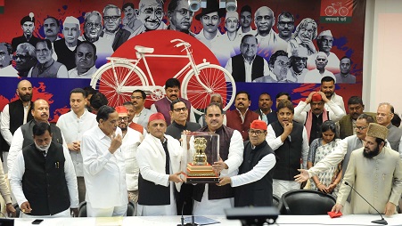 2027 से पहले सपा में सियासी सैलाब!