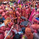 ब्रज की अनूठी परंपरा के साक्षी बने लाखों देशी-विदेशी श्रद्धालु ब्रज की अनूठी परंपरा के साक्षी बने लाखों देशी-विदेशी श्रद्धालु