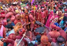 ब्रज की अनूठी परंपरा के साक्षी बने लाखों देशी-विदेशी श्रद्धालु ब्रज की अनूठी परंपरा के साक्षी बने लाखों देशी-विदेशी श्रद्धालु