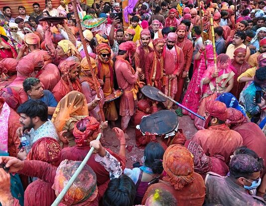 ब्रज की अनूठी परंपरा के साक्षी बने लाखों देशी-विदेशी श्रद्धालु ब्रज की अनूठी परंपरा के साक्षी बने लाखों देशी-विदेशी श्रद्धालु