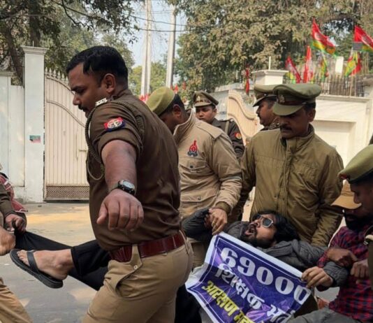 69000 शिक्षक भर्ती विवाद: केशव मौर्य के घर प्रदर्शन, पुलिस तैनात एक बार फिर घिरे केशव प्रसाद मौर्य