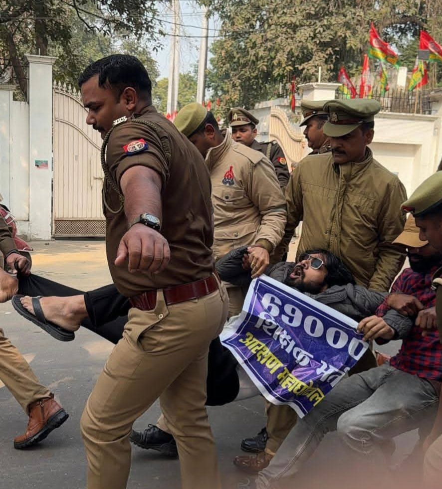 Photo of एक बार फिर घिरे केशव प्रसाद मौर्य
