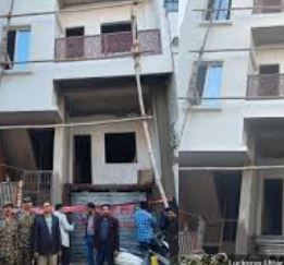 गोमती नगर में 05 अवैध कार वर्कशॉप पर एलडीए ने चलाया बुलडोजर