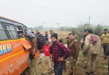 तेज रफ्तार बस और कंटेनर की टक्कर तेज रफ्तार बस और कंटेनर की टक्कर