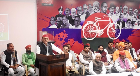 योगी बजट पर अखिलेश के बयान से बढ़ी हलचल