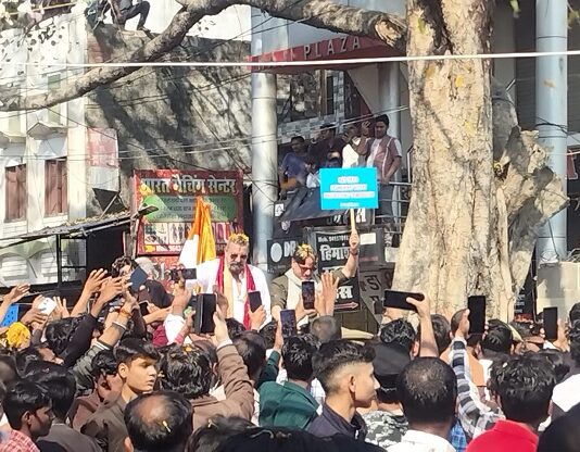 लखनऊ में संजय दत्त का हुआ जोरदार स्वागत लखनऊ में संजय दत्त का हुआ जोरदार स्वागत