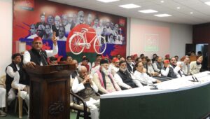 विकास की विरासत पर सियासी जंग