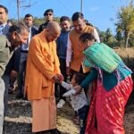 हम भी तेरे दादा लगते हैं-योगी हम भी तेरे दादा लगते हैं-योगी