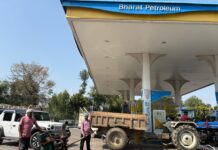 रुदौली में डीजल-पेट्रोल के लिए लगी लंबी कतारें, किसान परेशान