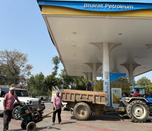 रुदौली में डीजल-पेट्रोल के लिए लगी लंबी कतारें, किसान परेशान