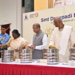 द्रौपदी मुर्मू ने परोसी 5 अरबवीं थाली,बढ़ाया उत्साह