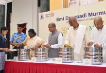 द्रौपदी मुर्मू ने परोसी 5 अरबवीं थाली,बढ़ाया उत्साह