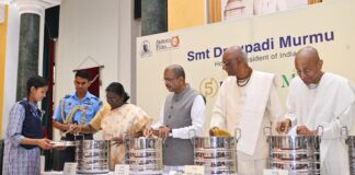 द्रौपदी मुर्मू ने परोसी 5 अरबवीं थाली,बढ़ाया उत्साह