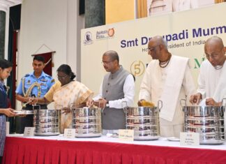 द्रौपदी मुर्मू ने परोसी 5 अरबवीं थाली,बढ़ाया उत्साह