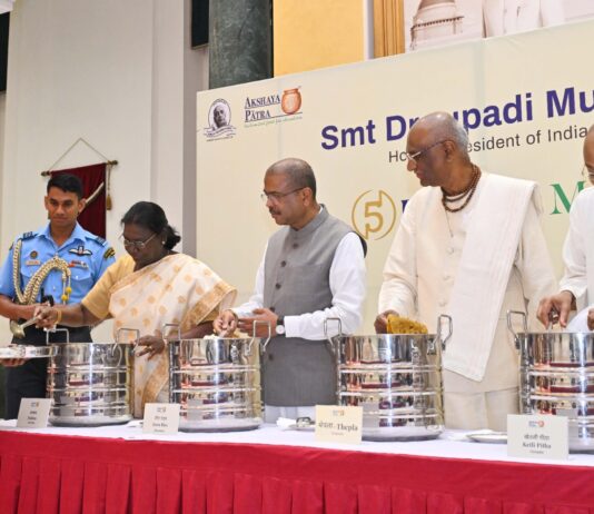 द्रौपदी मुर्मू ने परोसी 5 अरबवीं थाली,बढ़ाया उत्साह