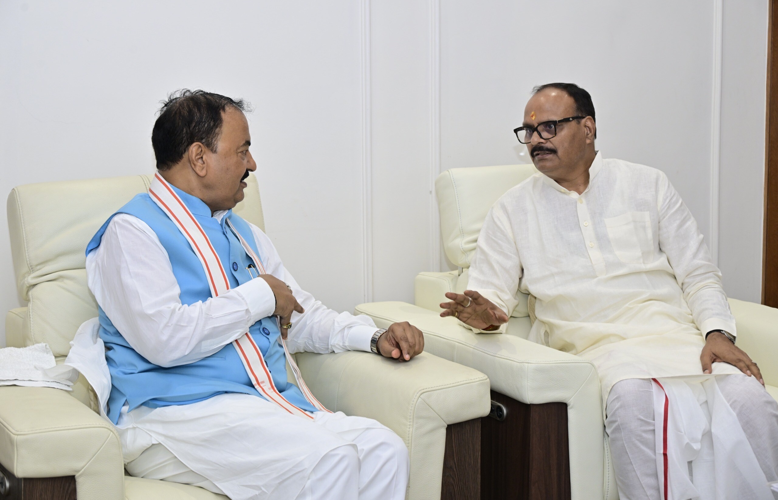 Photo of अमौसी एयरपोर्ट पर हड़कंप,केशव मौर्य-ब्रजेश पाठक फंसे