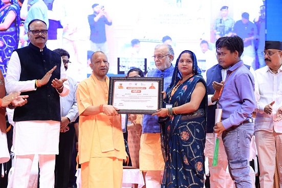 UP:90 हजार लाभार्थियों को 900 करोड़ की सौगात UP:90 हजार लाभार्थियों को 900 करोड़ की सौगात