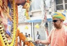 होलिका भस्म की पूजा कर योगी ने मनाई होली होलिका भस्म की पूजा कर योगी ने मनाई होली