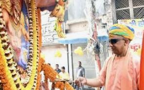 होलिका भस्म की पूजा कर योगी ने मनाई होली