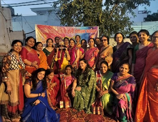 आशियाना रंगोत्सव में महिलाओं ने जमकर खेली होली आशियाना रंगोत्सव में महिलाओं ने जमकर खेली होली