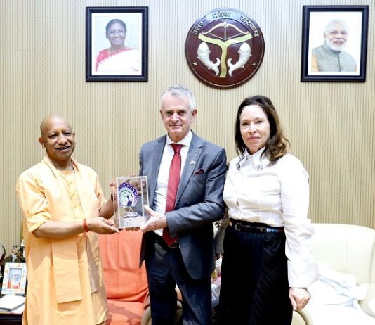 यूपी बनेगा ग्लोबल इन्वेस्टमेंट हब! कनाडा ने दिखाई गहरी रुचि यूपी बनेगा ग्लोबल इन्वेस्टमेंट हब! कनाडा ने दिखाई गहरी रुचि