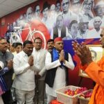 मूर्तियां तोड़ने वाले अब छतरी लगाने का ढोंग कर रहे-अखिलेश यादव मूर्तियां तोड़ने वाले अब छतरी लगाने का ढोंग कर रहे-अखिलेश यादव