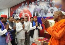 मूर्तियां तोड़ने वाले अब छतरी लगाने का ढोंग कर रहे-अखिलेश यादव मूर्तियां तोड़ने वाले अब छतरी लगाने का ढोंग कर रहे-अखिलेश यादव