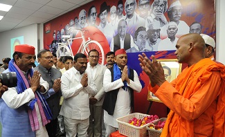 मूर्तियां तोड़ने वाले अब छतरी लगाने का ढोंग कर रहे-अखिलेश यादव