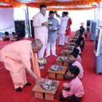 मुख्यमंत्री ने परोसा मिड-डे मील,बच्चों से कहा- रोज स्कूल आना मुख्यमंत्री ने परोसा मिड-डे मील,बच्चों से कहा- रोज स्कूल आना