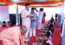 मुख्यमंत्री ने परोसा मिड-डे मील,बच्चों से कहा- रोज स्कूल आना मुख्यमंत्री ने परोसा मिड-डे मील,बच्चों से कहा- रोज स्कूल आना