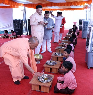 मुख्यमंत्री ने परोसा मिड-डे मील,बच्चों से कहा- रोज स्कूल आना मुख्यमंत्री ने परोसा मिड-डे मील,बच्चों से कहा- रोज स्कूल आना