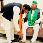 पूर्व मुख्यमंत्री से मुख्यमंत्री ने लिया आशीर्वाद पूर्व मुख्यमंत्री से मुख्यमंत्री ने लिया आशीर्वाद