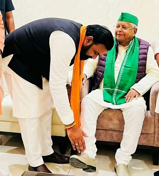 पूर्व मुख्यमंत्री से मुख्यमंत्री ने लिया आशीर्वाद