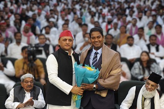 होली-ईद मिलन समारोह में दिखी गंगा-जमुनी तहजीब होली-ईद मिलन समारोह में दिखी गंगा-जमुनी तहजीब