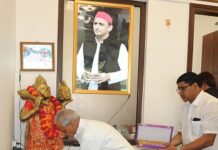 संकट मोचन के जयकारों से गूंजा सपा कार्यालय संकट मोचन के जयकारों से गूंजा सपा कार्यालय