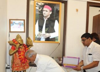 संकट मोचन के जयकारों से गूंजा सपा कार्यालय संकट मोचन के जयकारों से गूंजा सपा कार्यालय