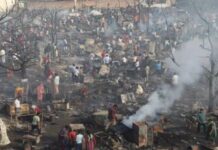 विकासनगर हादसा:राख में जिंदगी तलाशते लोग विकासनगर हादसा:राख में जिंदगी तलाशते लोग