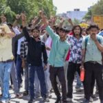 वेतन,व्यवस्था और विश्वास:नोएडा की घटना से उठते बड़े सवाल वेतन,व्यवस्था और विश्वास:नोएडा की घटना से उठते बड़े सवाल