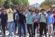 वेतन,व्यवस्था और विश्वास:नोएडा की घटना से उठते बड़े सवाल वेतन,व्यवस्था और विश्वास:नोएडा की घटना से उठते बड़े सवाल