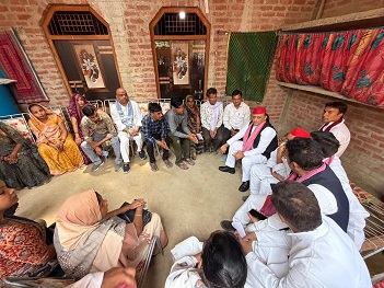 बेटी की मौत से टूटा परिवार,अखिलेश यादव ने बंधाया ढांढस