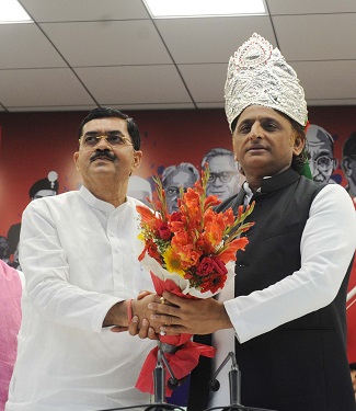 राजनीतिक समीकरण बदलने के संकेत