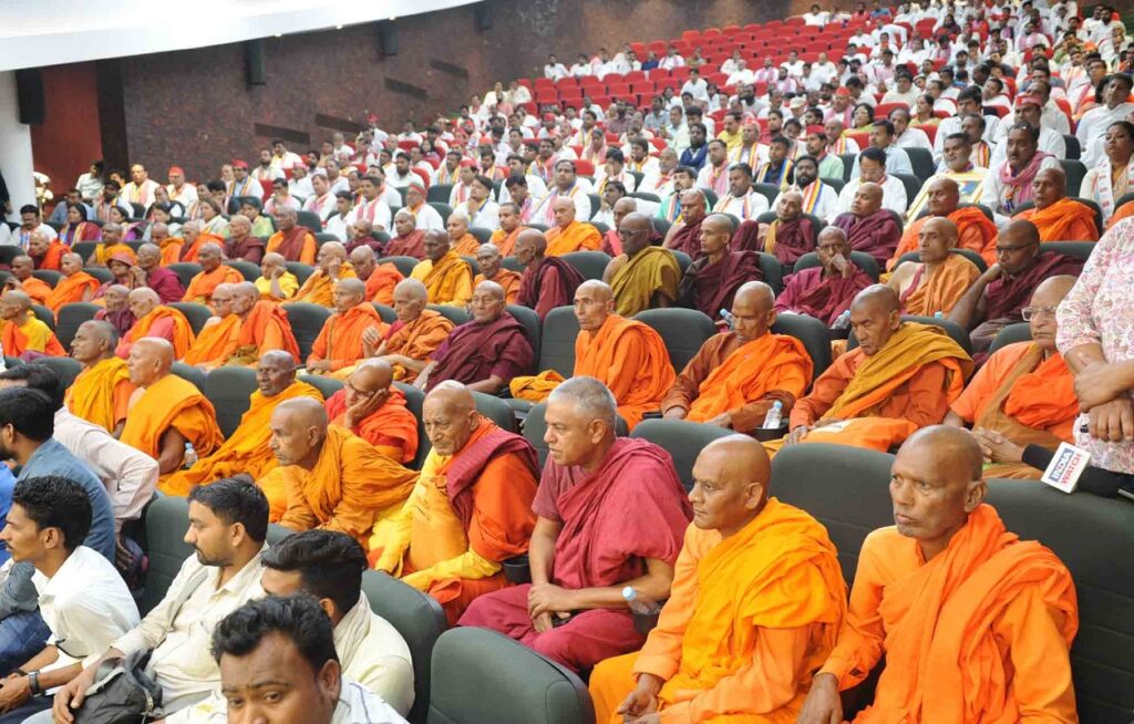 अखिलेश का संदेश:बौद्ध भिक्षुओं से समर्थन की उम्मीद