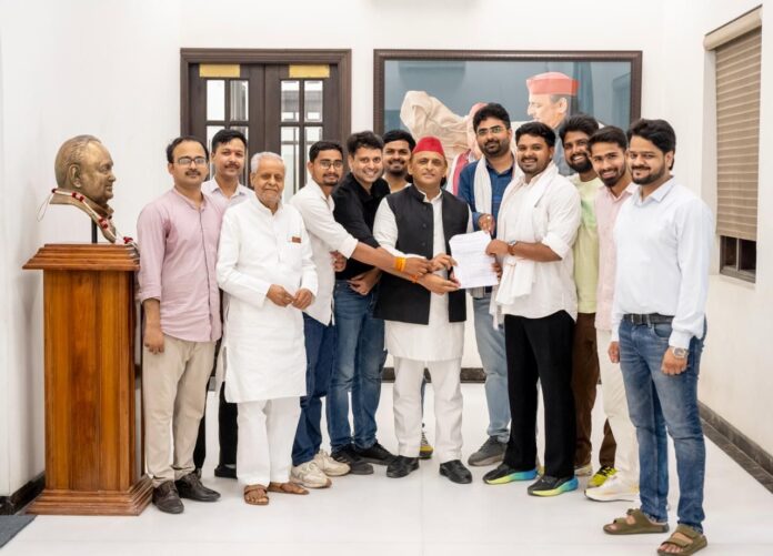 यूपी पीएससी अभ्यर्थियों के प्रतिनिधिमंडल ने की अखिलेश से मुलाकात यूपी पीएससी अभ्यर्थियों के प्रतिनिधिमंडल ने की अखिलेश से मुलाकात